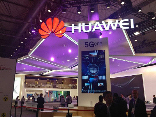 화웨이가 출시 예정인 스마트폰의 플래그십 모델 '메이트30'과 '메이트30 프로'에 삼성디스플레이의 유기발광다이오드(OLED) 패널이 탑재될 것으로 알려졌다.